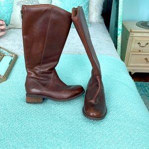 Brown leather Ugg Boots in size 7, worn only once!